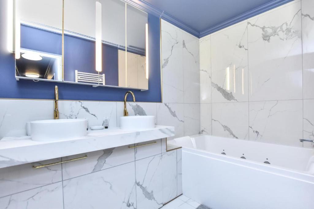 Luxury Paris La Vie En Rose Jacuzzi Terrasse Parking Apartment Bagian luar foto